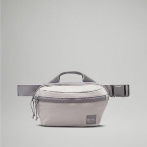 All day essentials belt bag 2.5L  lululemon .. “Silver drop/asphalt grey”